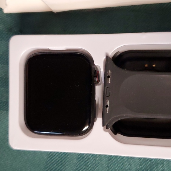 1.8 Smartwatch - Picture 2 of 3